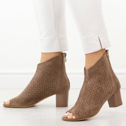 Brązowe sandały damskie na obcasie z zakrytą piętą M.Daszyński 1954-23. Brązowe sandały damskie M.Daszyński, w ażurowe wzory, z materiału, bez obcasa, na obcasie, bez zapięcia. Za 179.00 zł.