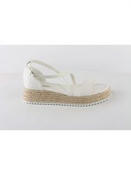 Foreverfolie Sandały w kolorze białym rozmiar: 38. Białe sandały damskie Foreverfolie, bez wzorów, z otwartym noskiem, bez obcasa, na platformie, bez zapięcia. Za 77.02 zł.