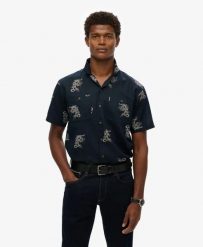 Superdry Krótki rękaw plażowa koszula z lnu – Draconic Navy. Niebieskie koszule damskie Superdry, na lato, l, z aplikacjami, z bawełny, eleganckie, bez kołnierzyka, bez ramiączek. Za 279.65 zł.