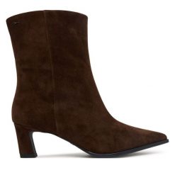 Botki Tamaris. Brązowe botki damskie Tamaris, bez obcasa, na słupku, bez zapięcia. Za 499.99 zł.