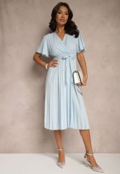 Jasnoniebieska Sukienka Wiązana w Talii z Plisowaniem na Dole Dorseki. Niebieskie sukienki damskie Renee, bez wzorów, eleganckie, bez ramiączek. W wyprzedaży za 47.99 zł.