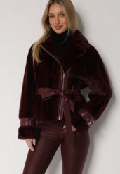 Bordowa Futrzana Kurtka z Paskiem z Imitacji Skóry i Ozdobnymi Sprzączkami Oryss. Czerwone kurtki damskie Born2be, l, bez wzorów, z dzianiny, bez kaptura. Za 259.99 zł.