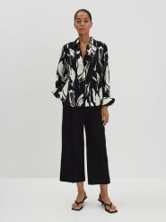 Someday Bluzka "Zerlian" w kolorze czarno-białym rozmiar: 38. Czarne bluzki damskie someday., bez wzorów, bez kołnierzyka, bez ramiączek. Za 173.99 zł.