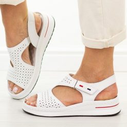 Białe skórzane sandały damskie T.Sokolski 26-31. Białe sandały damskie Sokolski, bez wzorów, z jeansu, bez obcasa, na platformie, bez zapięcia. Za 219.00 zł.