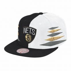 Czapka z daszkiem Mitchell & Ness NBA Diamond Cut Brooklyn HHSS1093-BNEYYPPPBKWH. Białe czapki z daszkiem damskie Mitchell & Ness, bez wzorów. Za 89.00 zł.