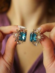 Pierres de Jade Pozłacane kolczyki-wkrętki z perłami i cyrkoniami rozmiar: onesize. Niebieskie kolczyki damskie Pierres de Jade, z cyrkonią, pozłacane. Za 79.77 zł.