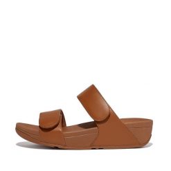 Kobiece klapki na koturnie FitFlop Lulu Adjustable. Brązowe klapki damskie FIT FLOP, bez wzorów, z materiału, bez obcasa, na koturnie, bez zapięcia. Za 493.50 zł.
