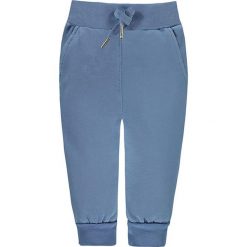 Spodnie dresowe w kolorze niebieskim. Niebieskie spodnie niemowlęce Steiff, z dresówki. W wyprzedaży za 72.95 zł.