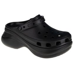 Klapki Crocs Classic Bae Clog 206302-001 czarne. Czarne klapki damskie bez wzorów, z gumy, bez obcasa, bez zapięcia. Za 401.52 zł.
