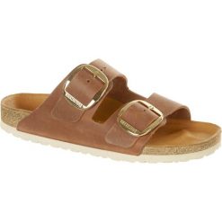 Klapki damskie Birkenstock Arizona. Brązowe klapki damskie Birkenstock, bez wzorów, z materiału, bez obcasa, bez zapięcia. Za 693.80 zł.