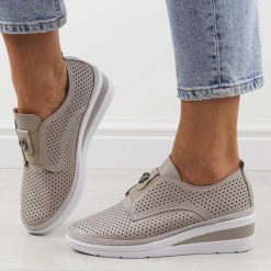 Szare skórzane ażurowe półbuty damskie na koturnie T.Sokolski 198. Szare półbuty damskie Sokolski, na lato, w ażurowe wzory, ze skóry, bez obcasa, na koturnie, bez zapięcia. Za 299.00 zł.