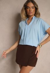Jasnoniebieska Bluzka Oversize z Wiskozą o Kroju Nietoperz z Dekoltem w Serek Davithiel. Niebieskie bluzki damskie Renee, bez wzorów, z jeansu, eleganckie, bez kołnierzyka, bez ramiączek. Za 49.99 zł.