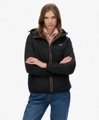 Superdry Kurtka wiatrówka Essential Tri z recyklingowanego poliestru. Czarne kurtki damskie Superdry, bez wzorów, z materiału, bez kaptura. Za 430.25 zł.