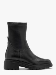 Botki damskie na lekkim spodzie z elastyczną cholewką LIZZIE. Czarne botki damskie Ryłko, ze skóry, z okrągłym noskiem, bez obcasa, bez zapięcia. Za 449.99 zł.