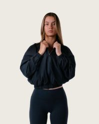 Damska krótka kurtka z pełnym zamkiem, oversize, na siłownię i miasto – czarny. Czarne kurtki sportowe damskie AESTHETIC WOLF, l, bez wzorów, z bawełny, bez kaptura. Za 289.99 zł.