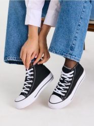 Klasyczne trampki za kostkę z grubszą podeszwą - czarny. Czarne trampki damskie Sinsay, bez wzorów, za kostkę, bez zapięcia. Za 49.99 zł.