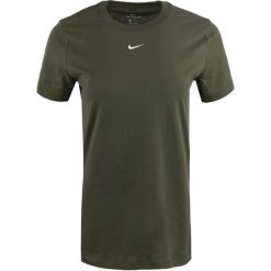 Damska koszulka Nike Essential Crew S – 100% bawełna, zielona. Zielone bluzki damskie Nike, s, bez wzorów, z bawełny, klasyczne, bez kołnierzyka, bez ramiączek. Za 193.99 zł.