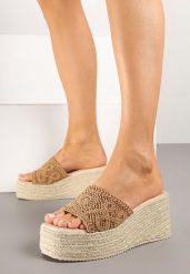Ciemnobeżowe Klapki na Plecionym Koturnie w Stylu Boho Sonadora. Brązowe klapki damskie Born2be, bez wzorów, bez obcasa, na koturnie, bez zapięcia. Za 109.99 zł.