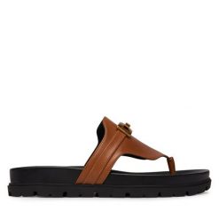 Japonki Guess. Brązowe klapki damskie Guess, z aplikacjami, bez obcasa, bez zapięcia. Za 549.99 zł.