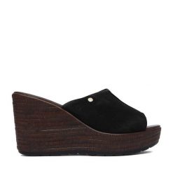 Klapki Lasocki. Czarne klapki damskie Lasocki, bez wzorów, bez obcasa, bez zapięcia. Za 179.99 zł.