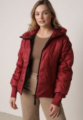 Czerwona Przejściowa Kurtka Pikowana z Kapturem i Napisami na Rękawach Althone. Czerwone kurtki damskie Born2be, l, bez wzorów, z poliesteru, z kapturem. Za 149.99 zł.