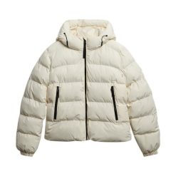 Damska kurtka z kapturem Superdry. Białe kurtki damskie Superdry, bez wzorów, z puchu, z kapturem. W wyprzedaży za 472.10 zł.