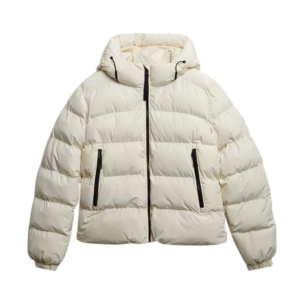 Damska kurtka z kapturem Superdry. Białe kurtki damskie Superdry, bez wzorów, z puchu, z kapturem. W wyprzedaży za 472.10 zł.