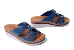 MANITU 900157-05 blau, klapki damskie. Niebieskie klapki damskie Manitu, bez wzorów, ze skóry, bez obcasa, na koturnie, bez zapięcia. Za 185.43 zł.