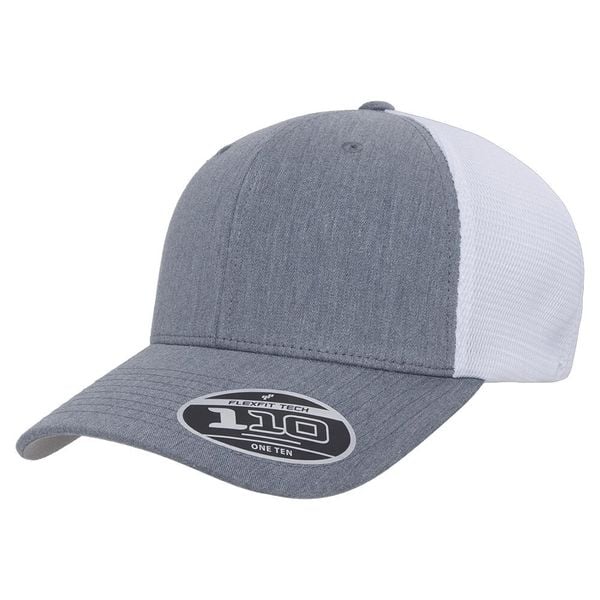 Siatkowa Czapka Z Daszkiem Z Recyklingu. Białe czapki z daszkiem damskie FLEXFIT, bez wzorów. Za 87.99 zł.