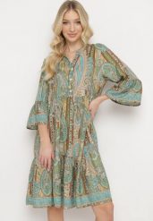 Zielona Sukienka we Wzór Paisley o Rozkloszowanym Kroju z Falbankami Viburnia. Zielone sukienki damskie Born2be, bez wzorów, z tkaniny, eleganckie, bez ramiączek. Za 99.99 zł.