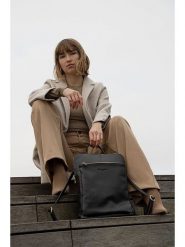 Christian Laurier Skórzany plecak "Capucine" w kolorze czarnym - 23 x 23 x 6 cm rozmiar: onesize. Czarne plecaki Christian Laurier, bez wzorów, z materiału. Za 282.99 zł.