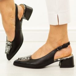 Czarne skórzane sandały damskie T.Sokolski 419. Czarne sandały damskie Sokolski, z aplikacjami, ze skóry, bez obcasa, na obcasie, bez zapięcia. Za 259.00 zł.