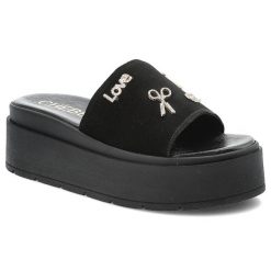 Klapki damskie Chebello, na wysokiej platformie skórzane z ozdobami, czarne, 4600-034. Czarne klapki damskie CheBello, z aplikacjami, bez obcasa, na platformie, bez zapięcia. Za 369.00 zł.