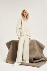 Bluza zapinana na zamek bez kaptura beżowa. Brązowe bluzy damskie MOODO, l, bez wzorów, bez kaptura. W wyprzedaży za 69.99 zł.