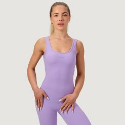 Kombinezon damski fitness bez rękawów slim fit NEO Iris. Fioletowe kombinezony damskie GYMBEAM, l, bez wzorów, z dresówki, sportowe, bez kołnierzyka, bez ramiączek, długie. Za 175.90 zł.