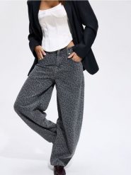 Jeansy barrel w zwierzęcy wzór - szary. Szare jeansy damskie Reserved. Za 159.99 zł.