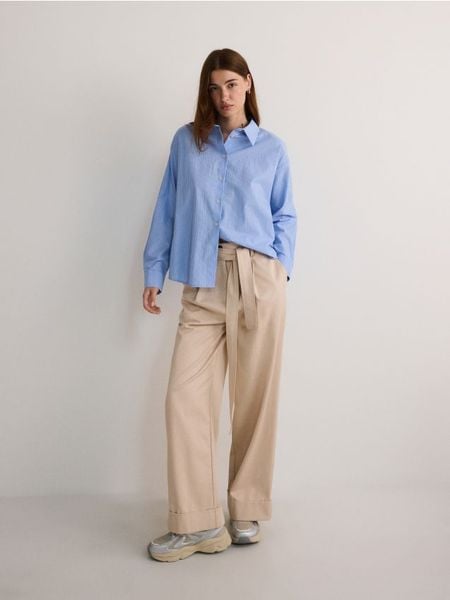 Koszula oversize - niebieski. Niebieskie koszule damskie Reserved, l, bez wzorów, z bawełny, bez kołnierzyka, bez ramiączek. W wyprzedaży za 69.99 zł.