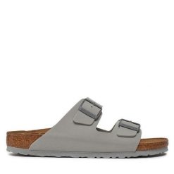 Klapki Birkenstock. Szare klapki damskie Birkenstock, bez wzorów, bez obcasa, bez zapięcia. Za 399.99 zł.