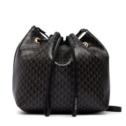 Torebka Calvin Klein. Czarne torebki klasyczne damskie Calvin Klein, bez dodatków. Za 489.99 zł.