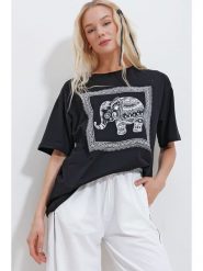 Trend Alacati Koszulka w kolorze czarnym rozmiar: onesize. Czarne bluzki damskie Trend Alacati, bez wzorów, z bawełny, bez kołnierzyka, bez ramiączek. Za 44.45 zł.