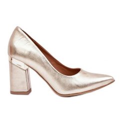 Lewski Shoes Skórzane Czółenka Lewski 3117 Złote Metaliczne złoty. Żółte czółenka damskie bez wzorów, ze skóry, bez obcasa. Za 446.34 zł.