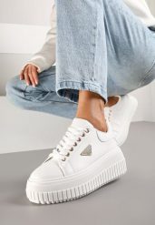 Białe Sneakersy na Tłoczonej Platformie Zdobione Metaliczną Aplikacją Fidania. Białe obuwie sportowe damskie Renee, z jeansu, bez zapięcia. Za 79.99 zł.