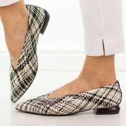 Czarne przewiewne półbuty damskie T.Sokolski 135. Czarne półbuty damskie Sokolski, na lato, w ażurowe wzory, z jeansu, bez obcasa, na obcasie, bez zapięcia. W wyprzedaży za 175.12 zł.