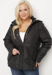 Czarna Pikowana Kurtka z Odpinanym Kapturem i Kieszeniami Vilbia. Czarne kurtki damskie Born2be, plus size, bez wzorów, z jeansu. Za 239.99 zł.
