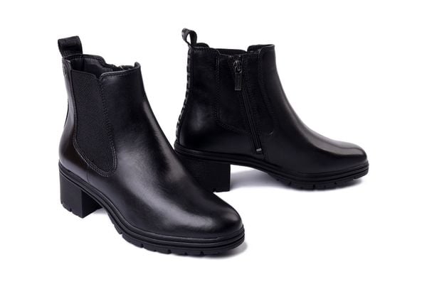 TAMARIS 1-25456-43 001 black, botki damskie. Czarne botki damskie Tamaris, bez obcasa, na obcasie, bez zapięcia. Za 469.90 zł.