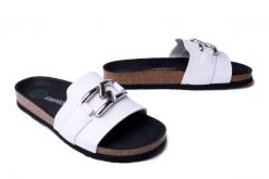 DR. BRINKMANN 700559-03 weiss, klapki damskie. Białe klapki damskie Dr. Brinkmann, bez wzorów, bez obcasa, bez zapięcia. Za 186.92 zł.
