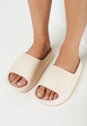 Beżowe Piankowe Klapki z Szerokim Paskiem Jaspera. Brązowe klapki damskie Born2be, bez wzorów, bez obcasa, na płaskiej podeszwie, bez zapięcia. Za 39.99 zł.
