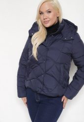 Granatowa Pikowana Kurtka z Kieszeniami i Kapturem z Możliwością Odpięcia Nikigala. Niebieskie kurtki damskie Born2be, plus size, bez wzorów, z jeansu. Za 259.99 zł.