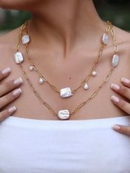 Pierres de Jade Pozłacany naszyjnik z elementami ozdobnymi - dł. 45 cm rozmiar: onesize. Białe naszyjniki damskie Pierres de Jade, z perłą, pozłacane. Za 60.99 zł.