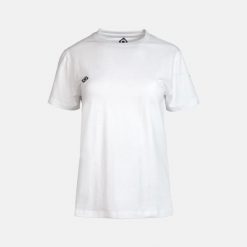 Koszulka LIENA W Klasyczny komfort i uniwersalny styl do noszenia na co dzień. Białe bluzki damskie Izas, m, bez wzorów, casualowe, bez kołnierzyka, bez ramiączek. Za 139.09 zł.